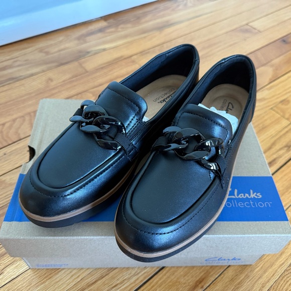 NWT Clarks Black Loafers with Glossy Chain Accent - Picture 2 of 16